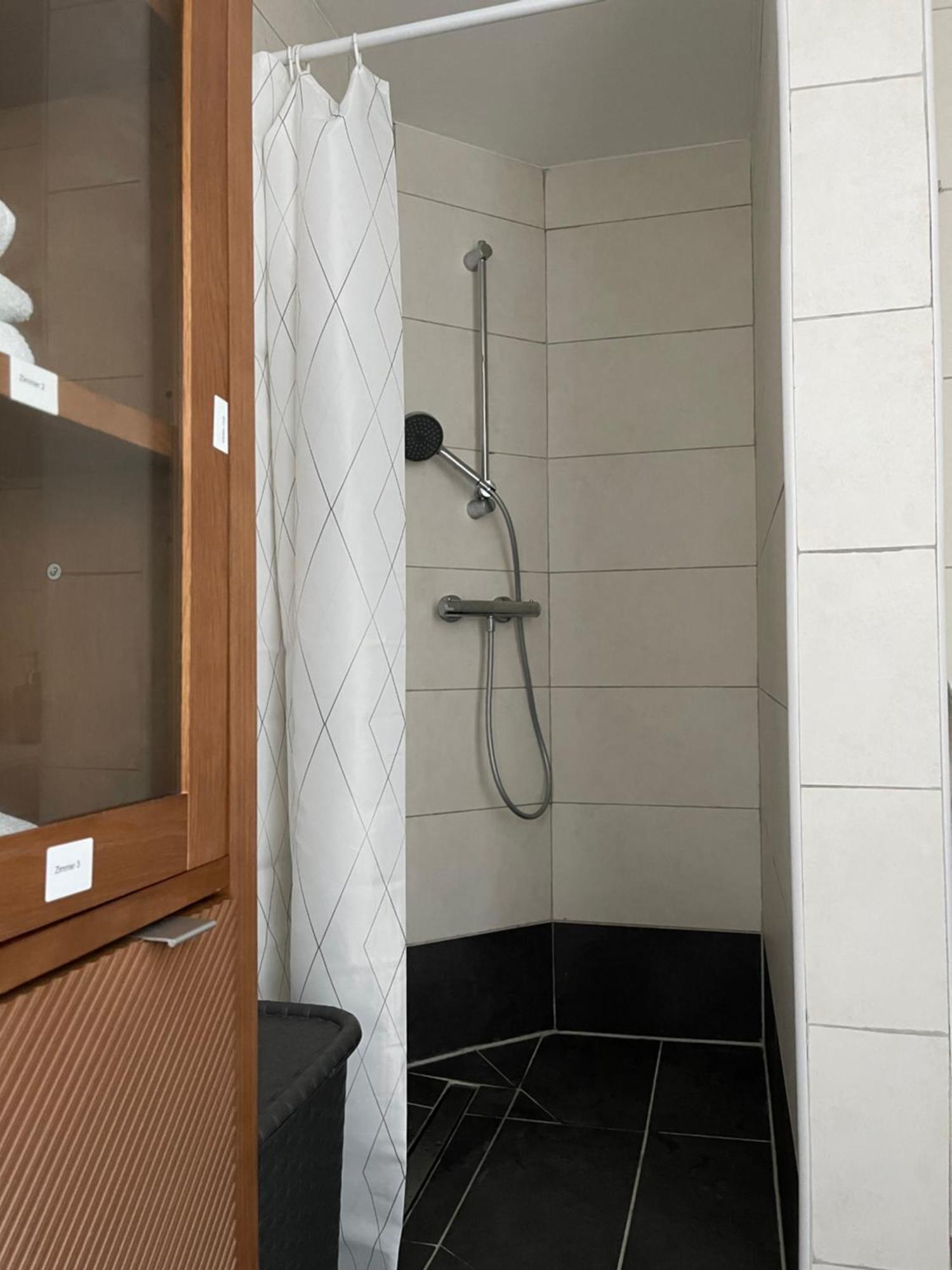 Bequemes Einzelzimmer Im Herzen Von Kassel Esterno foto