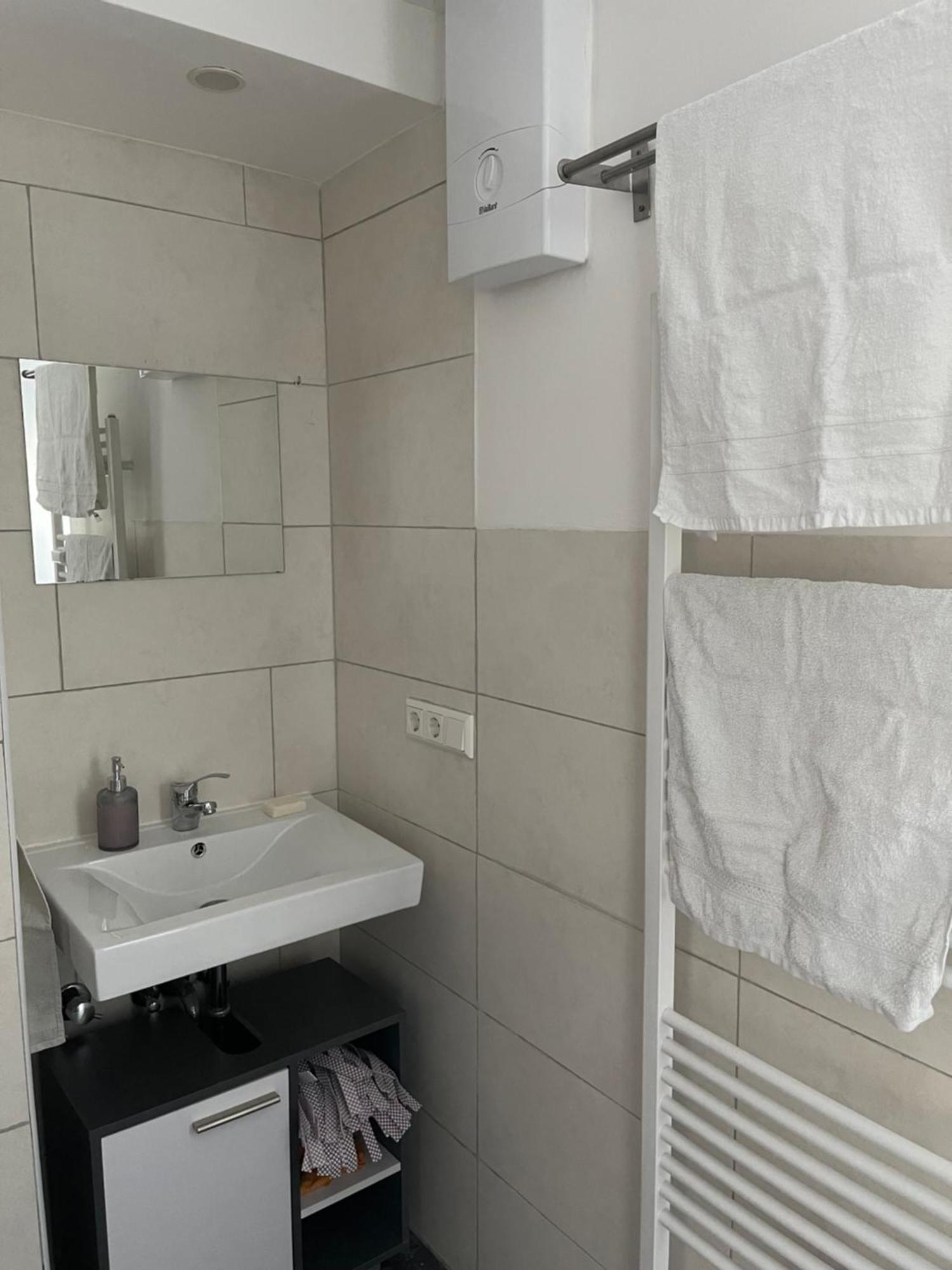 Bequemes Einzelzimmer Im Herzen Von Kassel Esterno foto
