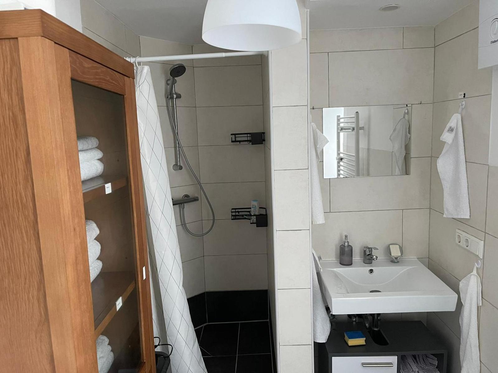 Bequemes Einzelzimmer Im Herzen Von Kassel Esterno foto