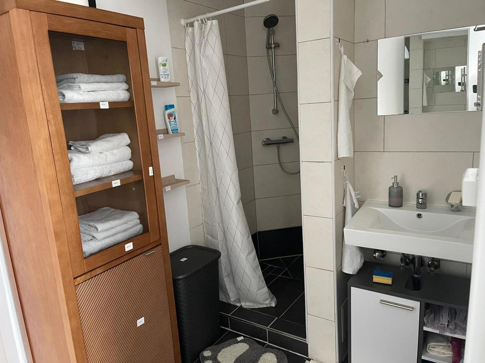 Bequemes Einzelzimmer Im Herzen Von Kassel Esterno foto